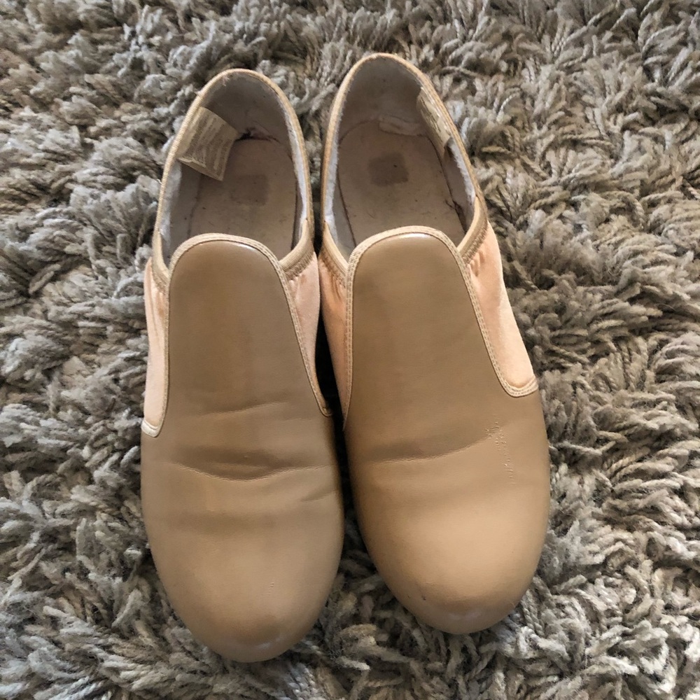 Tan Revolution tap shoe. Size 8